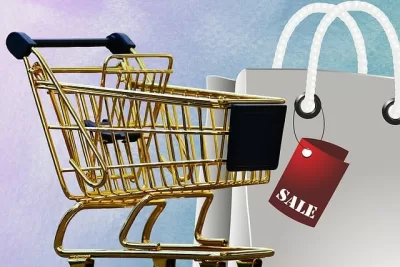 carrello e sacchetto con cartellino dei saldi: la logistica deve supportare le strategie di vendita