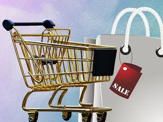carrello e sacchetto con cartellino dei saldi: la logistica deve supportare le strategie di vendita